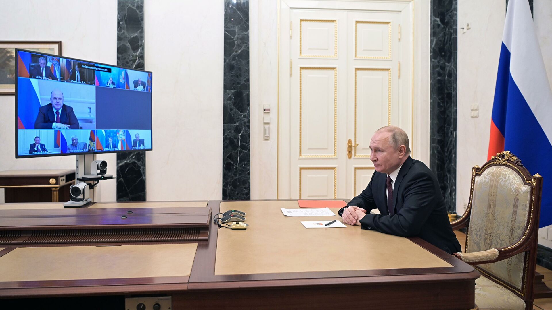 Russian President Vladimir Putin holds an operational meeting with permanent members of the Security Council of the Russian Federation - RIA Novosti, 1920, 25.02.2022